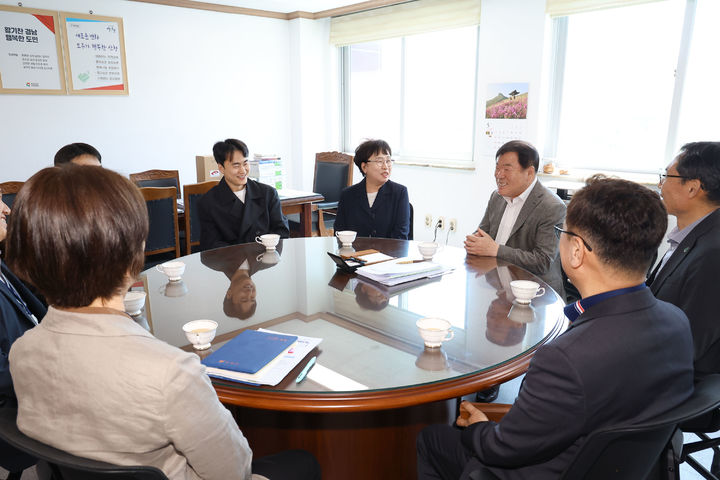 [산청=뉴시스] 산청군-(주)구포국수방울이 업무협약 (사진=산청군 제공) 2025. 05. 07. photo@newsis.com *재판매 및 DB 금지