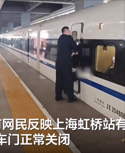 [서울=뉴시스] 중국 신경보에 따르면 상하이 훙차오역에서 한 승객이 열차의 문이 닫히는 것을 막는 듯한 장면이 포착됐다. (사진=신경보) *재판매 및 DB 금지