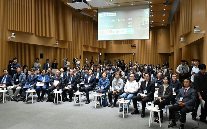 [서울=뉴시스] 오세훈 서울시장이 7일 열린 '규제철폐 100일 성과보고회'에서 추진 성과를 청취하고 있다. 2025.05.07 (사진 제공=서울시) photo@newsis.com *재판매 및 DB 금지