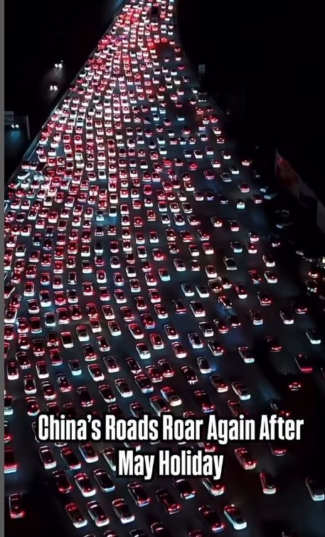 [서울=뉴시스] 중국에서 노동절 황금연휴를 맞아 14억 명의 인구가 이동했다. 중국의 한 고속도로에 차들이 줄 지어있는 모습. (사진=인스타그램 캡처) 2025.05.07. *재판매 및 DB 금지