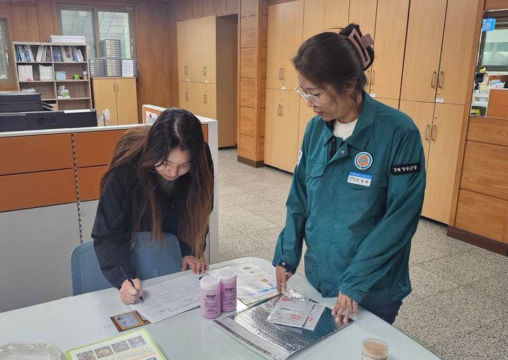 [안동=뉴시스] 인공수분용 꽃가루 배급. (사진=경북도 제공) 2025.05.07. photo@newsis.com *재판매 및 DB 금지