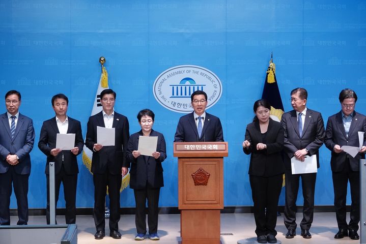 [서울=뉴시스]국회 행정안전위원회 소속 더불어민주당 의원들은 7일 국회 소통관에서 기자회견을 열고 "중앙선거관리위원회는 사법부의 선거 방해와 헌법 파괴 행위를 외면하지 말고, 국민의 참정권을 지키는 헌법기관으로서 책무를 다해야 한다"고 밝혔다. (사진=한병도 더불어민주당 의원실 제공) 2025.05.07. photo@newsis.com *재판매 및 DB 금지