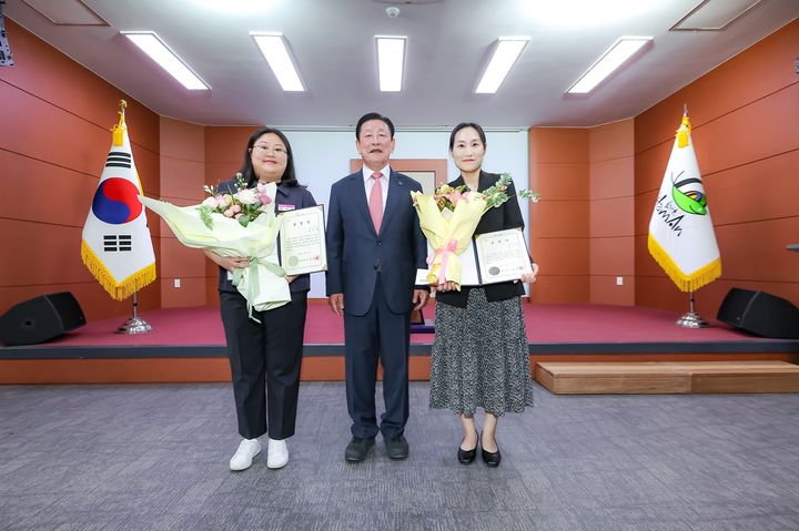 [함안=뉴시스]왼쪽부터 최지혜, 조근제 함안군수, 안수영 주무관.(사진=함안군 제공) 2025.05.07.photo@newsis.com *재판매 및 DB 금지
