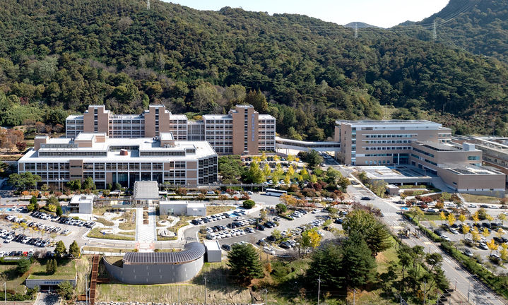 [화순=뉴시스] 전남 화순시 화순전남대병원 전경 사진. 사진 오른쪽은 미래의료혁신센터 건물. 센터에는 바이오의약품의 임상시험과 생산 연계를 강화하는 첨단 복합 공간이 들어선다. (사진=화순전남대병원 제공) 2025.05.07. photo@newsis.com *재판매 및 DB 금지