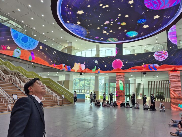 [창원=뉴시스]경상남도교육청미래교육원 ‘실감미디어콘텐츠’ 설치현장 점검을 하고 있는 황외석 경남조달청장.(사진=경남조달청 제공) 2025.05.07.photo@newsis.com *재판매 및 DB 금지