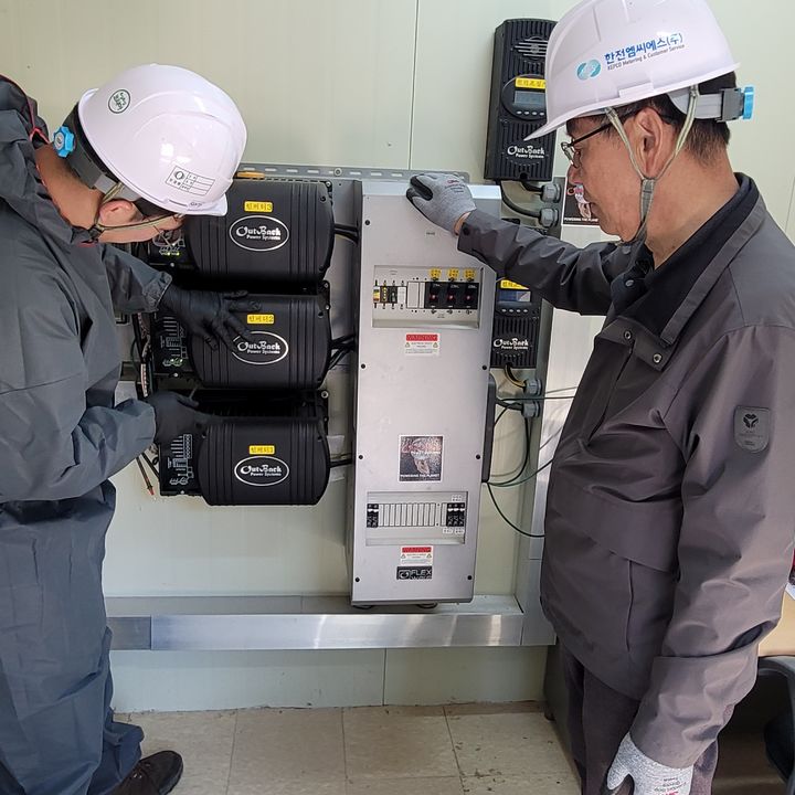 [대전=뉴시스]한전MCS 임직원들이 울릉군 죽도에서 노후된 발전장비를 수리하거나 교체하고 있다. (사진=한전MCS 제공) 2025. 05. 07 photo@newsis.com *재판매 및 DB 금지