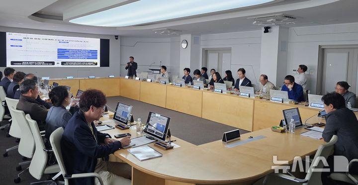 [제주=뉴시스] 제주도는 7일 오후 도청 한라홀에서 '제주형 정원 기본계획 수립 및 대상지 타당성 조사'를 위한 용역착수 보고회를 열고 있다. 2025.05.07. ijy788@newsis.com