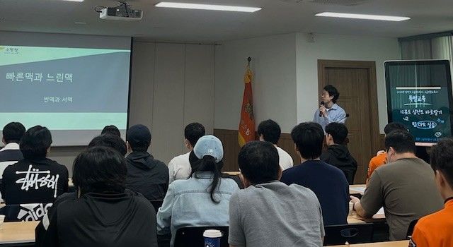 [대구=뉴시스] 대구동부소방서는 7일 박진욱 파티마병원 응급의학과 과장을 초청해 '구급지도의사 특별 교육 및 품질관리 평가'를 실시했다. (사진=대구동부소방서 제공) 2025.05.07. photo@newsis.com *재판매 및 DB 금지