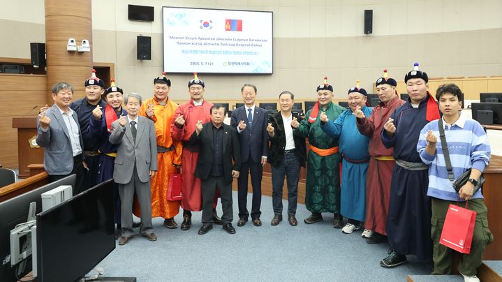 [창원=뉴시스] 강경국 기자 = 몽골 아르항가이주 씨름단이 7일 씨름의 본고장 창원을 방문, 손태화 창원시의회 의장과 기념촬영을 하고 있다. (사진=창원시의회 제공). 2025.05.07. photo@newsis.com *재판매 및 DB 금지