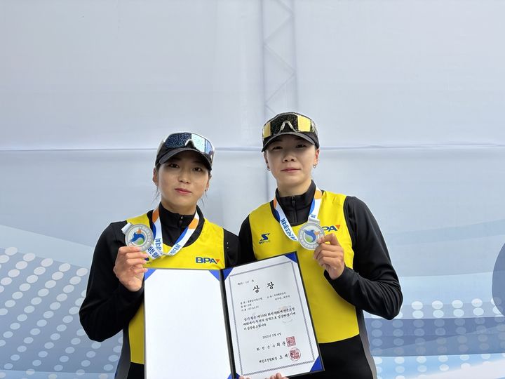 [부산=뉴시스] 제19회 화천평화배 전국조정대회 경량더블스컬 종목에서 은메달을 획득한 부산항만공사 조정선수단 이수민(왼쪽)·최수진. (사진=부산항만공사 제공) 2025.05.07. photo@newsis.com *재판매 및 DB 금지