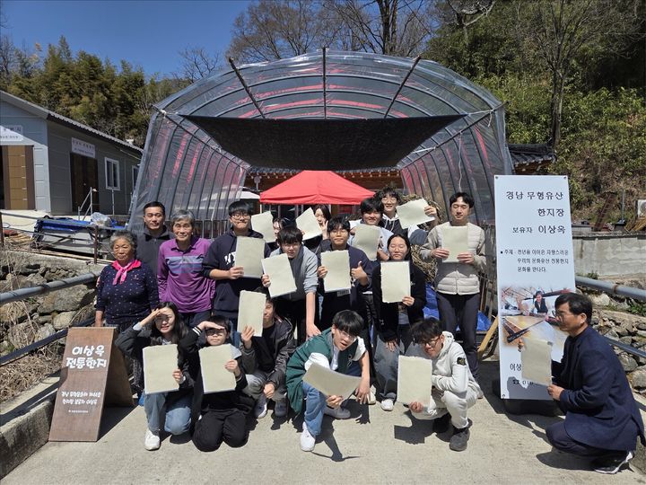 [함양=뉴시스] 함양군 한지 문화 체험 (사진=함양군 제공) 2025. 05. 07. photo@newsis.com *재판매 및 DB 금지