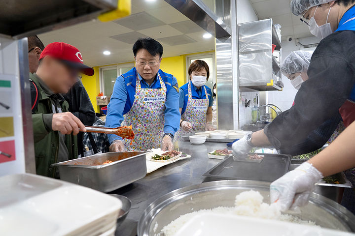 [부산=뉴시스] 7일 부산 동구자성대노인복지관에서 무료 급식 배식 봉사활동에 참여하고 있는 장인식 남해해양경찰청장과 직원들. (사진=남해해양경찰청 제공) 2025.05.07. photo@newsis.com *재판매 및 DB 금지
