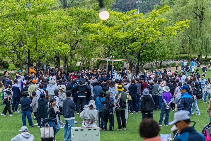 [순천=뉴시스] 관람객으로 북적이는 순천만국가정원 개울길.&nbsp; (사진=순천시 제공) 2025.05.07.&nbsp; photo@newsis.com *재판매 및 DB 금지
