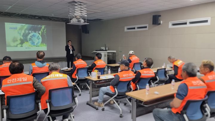 [함양=뉴시스] 함양군 방역소독 기간제 대상 안전보건교육 실시 (사진=함양군 제공) 2025. 05. 07. photo@newsis.com&nbsp; *재판매 및 DB 금지