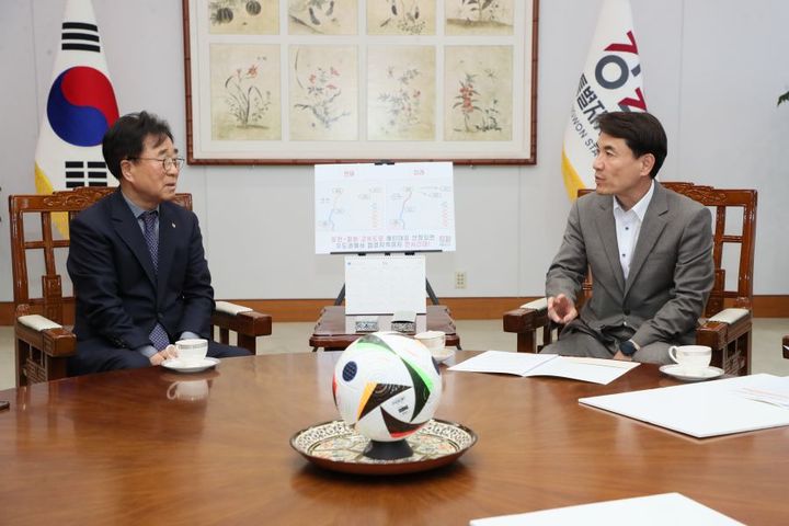 [춘천=뉴시스] 7일 김진태 강원특별자치도지사(사진 오른쪽)는 이현종 철원군수와 7일 도청 통상상담실에서 지난 4월 30일 포천~철원 고속도로 예비타당성조사 대상 선정관련, 향후 사업 추진과 협력 방안을 논의했다고 밝혔다. 강원특별자치도 제공 *재판매 및 DB 금지