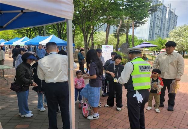 [대구=뉴시스] 대구 강북경찰서는 어린이날을 맞아 함지공원에서 교통안전 캠페인을 벌였다. (사진=대구 강북경찰서 제공) 2025.05.07. photo@newsis.com *재판매 및 DB 금지