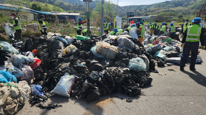 [부산=뉴시스] 부산 기장군 영농폐기물 수거 현장. (사진=부산 기장군 제공) 2025.05.07. photo@newsis.com *재판매 및 DB 금지