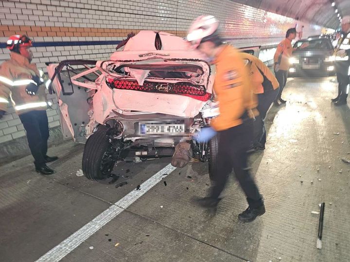 [홍천=뉴시스] 7일 소방당국은 이날 오후 3시 18분경 강원 홍천군 북방면 성동리 서울양양고속도로 서울 방면 북방1터널 내에서 4중 추돌사고가 발생했다 고 밝혔다. 홍천소방서 제공. *재판매 및 DB 금지