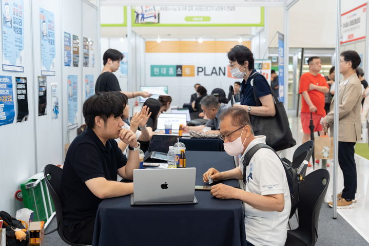 [서울=뉴시스] 2024 서울 중장년 일자리박람회_기업부스. 2025.05.08. (사진=서울시50플러스재단 제공) *재판매 및 DB 금지