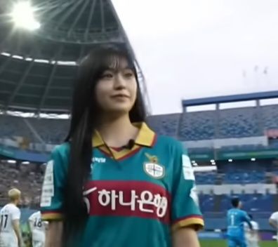 [서울=뉴시스] 혹평을 받았던 대전하나시티즌의 2023시즌 유니폼은 안유진이 입고 여론이 바뀌었다. (사진=K리그 공식 유튜브 캡쳐) 2025.05.07 *재판매 및 DB 금지