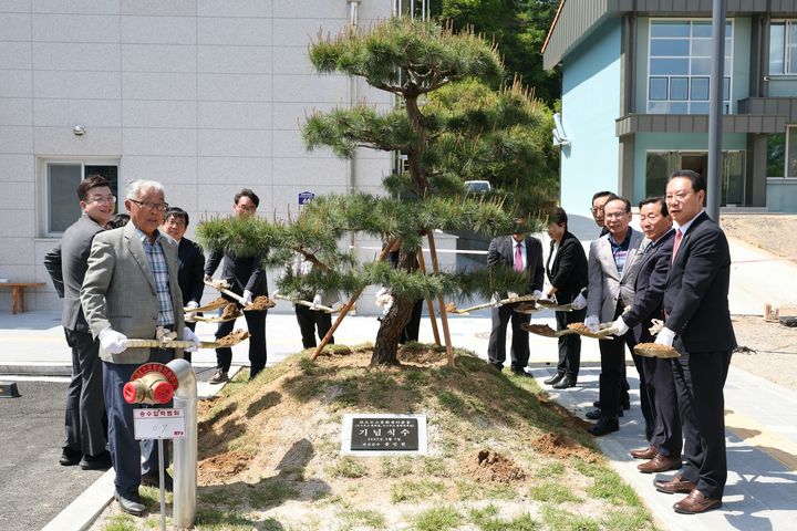 [괴산=뉴시스] 7일 충북 괴산군 청천면 덕평리 일원에서 열린 코스모스 문화관·덕평 다목적체육관 준공식에서 관계자들이 기념식수 행사를 진행하고 있다. (사진=괴산군 제공) 2025.5.7. photo@newsis.com *재판매 및 DB 금지