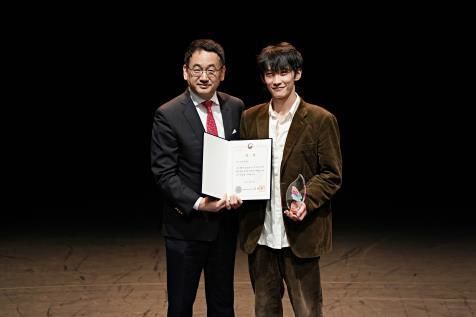 안무가 최민욱(오른쪽)이 '2025년 젊은안무자창작공연'에서 최우수 안무자상인 문화체육관광부장관상을 받았다. (사진=대한무용협회 제공) *재판매 및 DB 금지