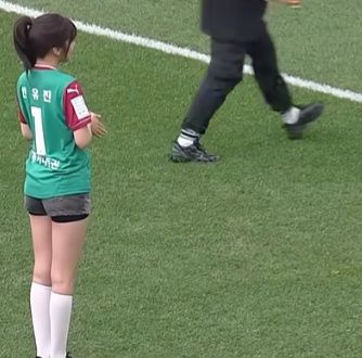 [서울=뉴시스] 안유진은 상의 대전 유니폼, 하의 청 반바지로 코디하고 시축에 나섰다. (사진=유튜브 '쿠팡플레이 스포츠' 캡쳐) 2025.05.07 *재판매 및 DB 금지