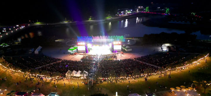 [장성=뉴시스] 전남 장성군은 오는 10일부터 이틀간 '제24회 장성 황룡강 길동무 꽃길 축제'를 연다고 7일 밝혔다. 사진은 지난해 축제 당시 펼쳐진 '장성 뮤직 페스티벌' 공연 전경. (사진=장성군 제공) 2025.05.07. photo@newsis.com *재판매 및 DB 금지