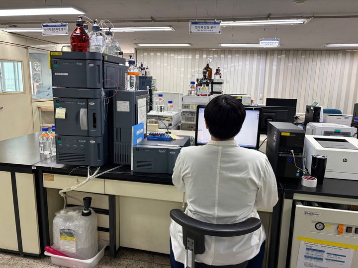 [서울=뉴시스] 한약재 검사 현장. 2025.05.08. (사진=서울시보건환경연구원 제공) *재판매 및 DB 금지