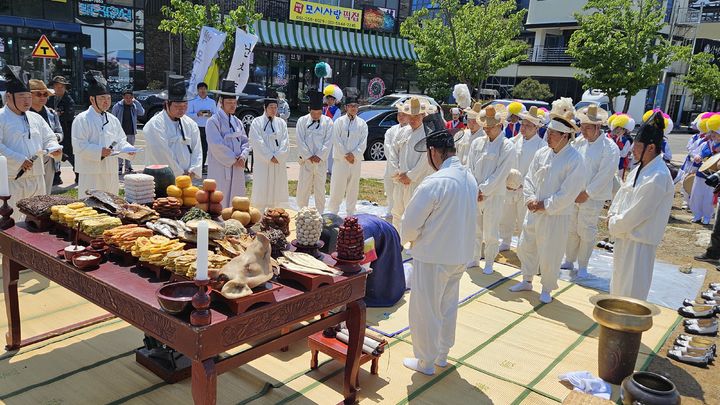 [영광=뉴시스] 지난 2일 영광 법성포 단오제 시작을 알리는 난장트기 행사가 진행되고 있다. 2025.05.07. (사진=영광군 제공) photo@newsis.com *재판매 및 DB 금지