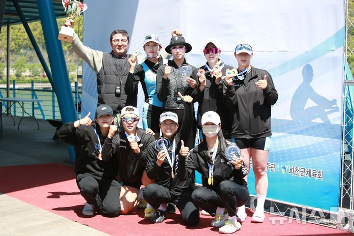 [포항=뉴시스] 포항시 조정선수단이 '제19회 화천평화배 전국조정대회'에서 종합우승을 달성하며 2연패를 달성했다. 김구현(뒷줄 왼쪽부터 시계 방향) 감독, 성주영·최유리 코치, 김소영·이수연·장민이·안희주·김유진·김성은 선수가 기념 촬영하는 모습. (사진=포항시 제공) 2025.05.07. photo@newsis.com