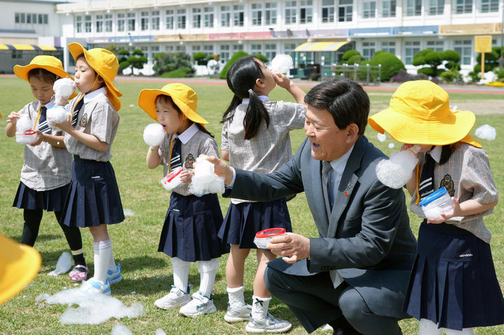 [제주=뉴시스] 김광수 제주교육감이 7일 오후 한림초등학교병설유치원에서 열린 '제주형 한울타리 유치원 시범운영 공개 수업'에 참여해 아이들과 시간을 보내고 있다. (사진=제주교육청 제공) 2025.05.07. photo@newsis.com *재판매 및 DB 금지