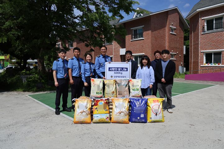 [강릉=뉴시스] 강릉해양경찰서가 지난 2일 가진 개서식 기념으로 받은 쌀 500kg을 강릉아동복지 시설에 전달하고 있다.(사진=강릉해양경찰서 제공)photo@newsis.com *재판매 및 DB 금지