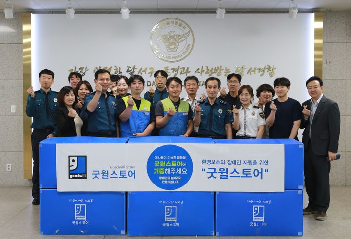 [대구=뉴시스] 대구 달서경찰서는 굿윌스토어와 협업해 딥페이크·보이스피싱 예방 홍보 활동과 '함께하는 나눔(물품기증) 캠페인'을 진행했다. (사진=대구 달서경찰서 제공) 2025.05.07. photo@newsis.com *재판매 및 DB 금지