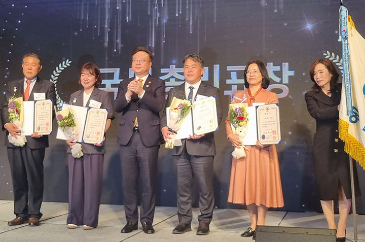 서승남 정선 흑빛지역아동센터장이 최근 서울 웨스틴조선호텔 1층 그랜드볼룸에서 열린 ‘제103회 어린이날’ 정부포상에서 국무총리 표창을 수상하고 있다.(사진=정선군 제공) *재판매 및 DB 금지