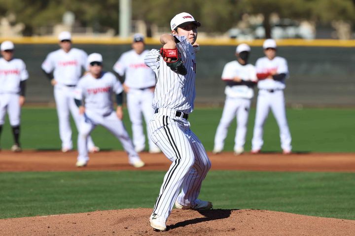 [서울=뉴시스] 프로야구 LG 트윈스 최채흥이 지난 2월6일 미국 애리조나에서 진행한 구단 스프링캠프에서 훈련을 진행하고 있다. (사진=LG 트윈스 제공) 2025.02.06. *재판매 및 DB 금지