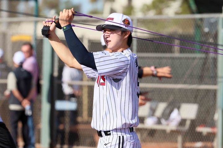 [서울=뉴시스] 프로야구 LG 트윈스 최채흥이 지난 2월8일 미국 애리조나에서 진행한 구단 스프링캠프에서 훈련을 진행하고 있다. (사진=LG 트윈스 제공) 2025.02.08. *재판매 및 DB 금지