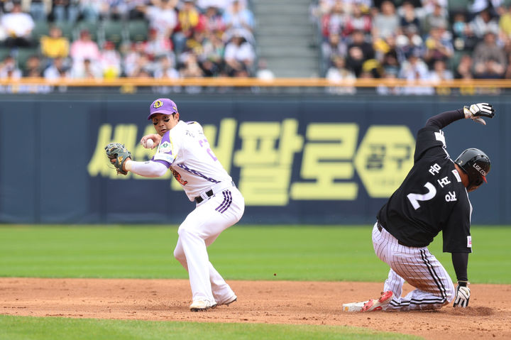[서울=뉴시스] 프로야구 두산 베어스 강승호가 6일 서울 잠실구장에서 열린 2025 신한 쏠뱅크 KBO리그 LG 트윈스와의 경기에서 수비를 하고 있다. (사진=두산 베어스 제공) 2025.05.06. *재판매 및 DB 금지