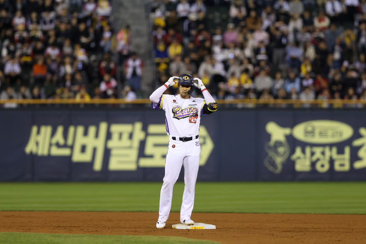 [서울=뉴시스] 프로야구 두산 베어스 강승호가 7일 서울 잠실구장에서 열린 2025 신한 쏠뱅크 KBO리그 LG 트윈스와의 경기에서 안타를 치고 출루한 뒤 세리머니를 펼치고 있다. (사진=두산 베어스 제공) 2025.05.07. *재판매 및 DB 금지