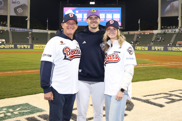[서울=뉴시스] 프로야구 두산 베어스 잭 로그가 7일 서울 잠실구장에서 열린 2025 신한 쏠뱅크 KBO리그 LG 트윈스와의 경기에서 승리를 거둔 뒤 가족들과 기념사진을 찍고 있다. (사진=두산 베어스 제공) 2025.05.07. *재판매 및 DB 금지