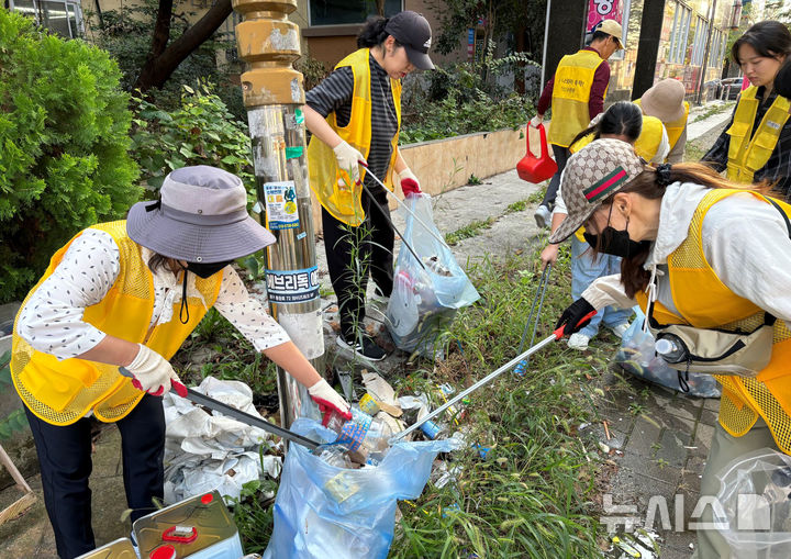 [광주=뉴시스] 광주형 자원순환 챌린지 환경정화활동. (사진=광주시청 제공). photo@newsis.com *재판매 및 DB 금지