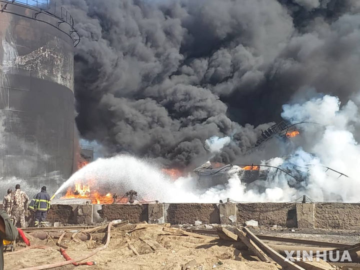 [포트수단=신화/뉴시스] 6일(현지 시간) 수단 동부 홍해 연안 항구 도시 포트수단에서 소방관들이 반군인 신속지원군(RSF)의 드론 공격으로 발생한 화재를 진압하고 있다.  RSF는 수단의 임시 연립정부 설립을 7월 26일 발표, 내전상태인 수단의 정황이 더욱 복잡해 젔다. 2025.07.27.