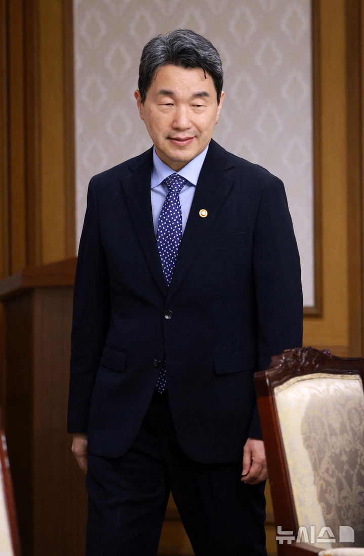 [서울=뉴시스] 고범준 기자 = 이주호 대통령 권한대행 부총리 겸 교육부 장관이 7일 서울 종로구 정부서울청사에서 열린 경제안보전략 간담회에 입장하고 있다. 2025.05.07. bjko@newsis.com