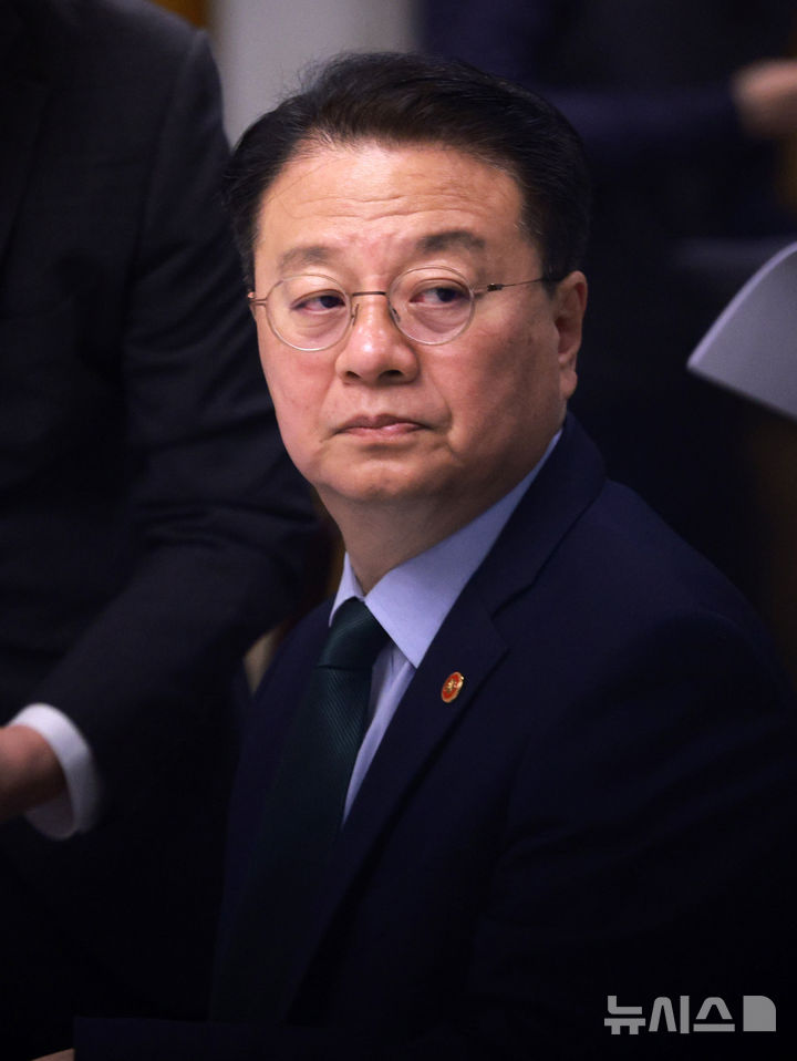 [서울=뉴시스] 고범준 기자 = 방기선 국무조정실장이 7일 서울 종로구 정부서울청사에서 열린 경제안보전략 간담회에 참석해 자리에 앉아 있다. 2025.05.07. bjko@newsis.com