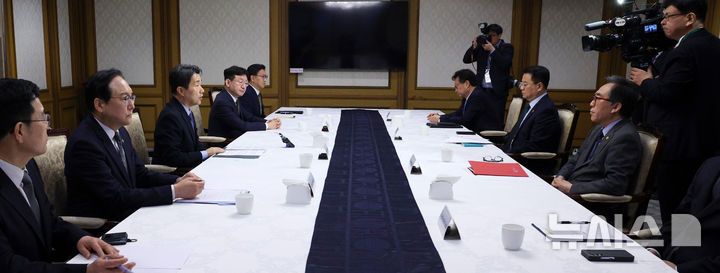 [서울=뉴시스] 고범준 기자 = 이주호(왼쪽 세번째) 대통령 권한대행 부총리 겸 교육부 장관이 7일 서울 종로구 정부서울청사에서 열린 경제안보전략 간담회에서 발언하고 있다. 2025.05.07. bjko@newsis.com