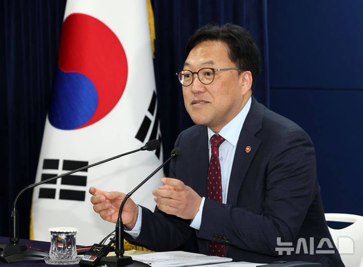 [서울=뉴시스] 배훈식 기자 = 김병환 금융위원장이 7일 오전 서울 종로구 정부서울청사에서 정례 기자간담회를 하고 있다. 2025.05.07. dahora83@newsis.com