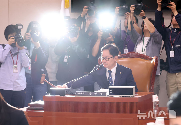 [서울=뉴시스] 고승민 기자 = 7일 서울 여의도 국회에서 열린 법제사법위원회 제1차 법안심사제1소위원회에서 박범계 위원장이 회의를 개의하고 있다. 2025.05.07. kkssmm99@newsis.com