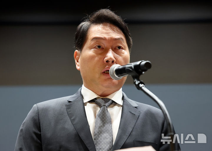 [서울=뉴시스] 이영환 기자 = 최태원 SK그룹 회장이 7일 오전 서울 중구 SK텔레콤 T타워 SUPEX홀에서 SK텔레콤의 해킹 사고와 관련해 대국민 사과를 하고 있다. 2025.05.07. 20hwan@newsis.com