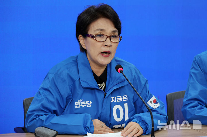 [서울=뉴시스] 조성우 기자 = 강금실 더불어민주당 총괄선대위원장이 지난 7일 오전 서울 여의도 중앙당사에서 열린 중앙선거대책위원회의에서 발언하고 있다. 2025.05.07. xconfind@newsis.com