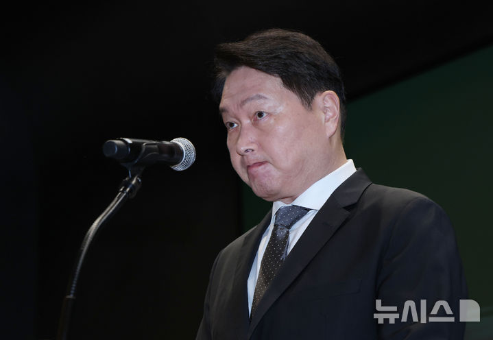 [서울=뉴시스] 이영환 기자 = 최태원 SK그룹 회장이 7일 오전 서울 중구 SK텔레콤 T타워 SUPEX홀에서 SK텔레콤의 해킹 사고와 관련해 대국민 사과를 하고 있다. (공동취재) 2025.05.07. photo@newsis.com
